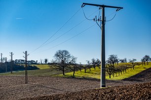Ein Strommast steht in der Landschaft