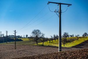 Ein Strommast steht in der Landschaft