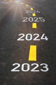 Rue sur laquelle sont peintes les années 2023 à 2027