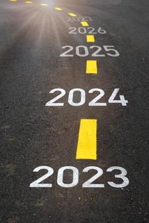 Rue sur laquelle sont peintes les années 2023 à 2027
