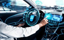 Fahrer bedient futuristisches Armaturenbrett in einem selbstfahrenden Auto