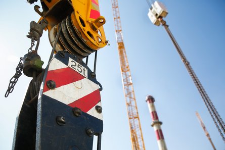 Seilscheibe eines Baukrans mit Aufschrift 25 t