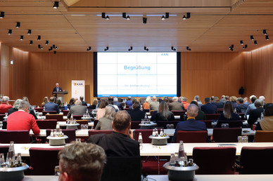 Blick von hinten in den gefüllten Saal des KAN-Symposiums