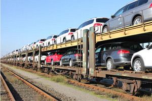 Autos auf einem Autotransportzug