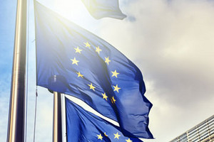 Mehrere Fahnenmasten mit EU-Flaggen