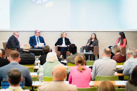 Table ronde sur l’avenir de la normalisation lors de la conférence EUROSHNET 2026 à Helsinki: Jan Erola (animateur), Esa Kivisoja (STYL), Ewa Zielińska (PKN), Nastazja Potocka-Sionek (Université du Luxembourg), Kathrin Behnke (CES)
