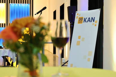 Blumengesteck und Banner "30 Jahre KAN"