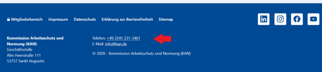 Bildausschnitt vom Fußbereich der Internetseite www.kan.de. Ein roter Pfeil zeigt auf die Telefonnummer.