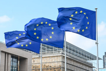 EU-Flaggen vor der Europäischen Kommission in Brüssel