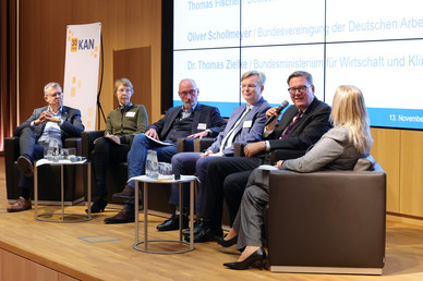 Podiumsdiskussion mit Christoph Winterhalter (DIN), Gisela Eickhoff (Harting Stiftung & Co. KG), Thomas Fischer (Deutscher Gewerkschaftsbund – DGB), Oliver Schollmeyer (Bundesvereinigung der Deutschen Arbeitgeberverbände BDA), Dr. Thomas Zielke (Bundesministerium für Wirtschaft und Klimaschutz – BMWK) und Britta Ibald (DGUV)