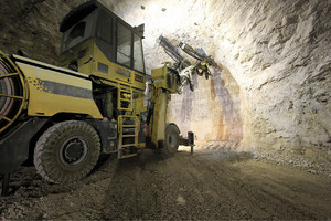 Bergbaumaschine in einem Stollen