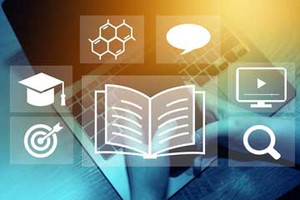 Zwei Hände halten ein Smartphone in der Hand, im Hintergrund ist ein offener Laptop zu sehen, im Vordergrund befinden sich verschiedene Symbole für E-Learning.