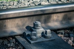 Traverses de voies ferrées avec plaques de base métalliques