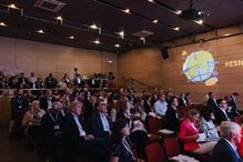 Gut gefüllter Konferenzraum der 8. EUROSHNET-Konferenz in Krakau