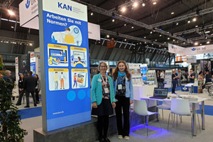 Zwei Mitarbeiterinnen der KAN am KAN-Messestand in Stuttgart