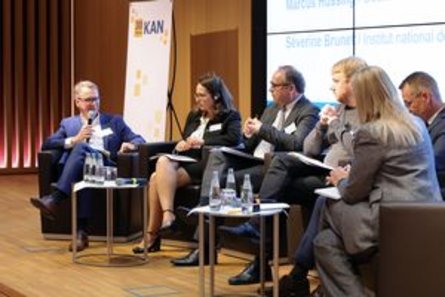 Podiumsdiskussion zu den Auswirkungen der internationalen politischen Entwicklungen auf den Arbeitsschutz, mit Peer-Oliver Villwock (BMAS), Séverine Brunet (Institut national de recherche et de sécurité – INRS, Frankreich), Kai Schweppe (Unternehmer Baden-Württemberg – UBW, Dr. Sebastian Schneider (Deutscher Gewerkschaftsbund – DGB, Marcus Hussing (DGUV), Britta Ibald (DGUV)