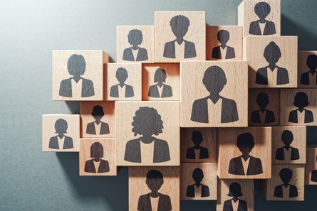 Des icônes représentant des personnes sur de nombreux cubes en bois.