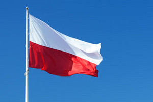 Polnische Flagge vor einem blauen Hintergrund