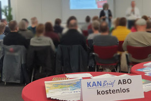 Arbeitsschutzkonferenz verdi, Hannover, Blick in die Veranstaltung vom KAN-Infostand aus.