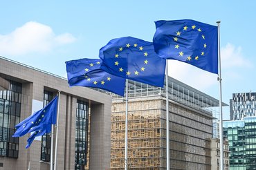 Europäische Flaggen im Wind vor dem Gebäude des Ministerrats der EU