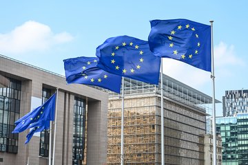 Europäische Flaggen im Wind vor dem Gebäude des Ministerrats der EU