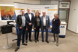 Benjamin Pfalz, Vorsitzender der KAN, Bernhard Wagner, Vorstandsvorsitzender der BGHM, Andrea Fergen, Leiterin IG Metall Ressort Arbeitsgestaltung und Gesundheitsschutz, Hans-Peter Kern, Vorstandsvorsitzender der BE ETEM am Messestand der KAN in Nümbrecht.