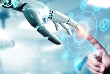 Eine menschliche Hand berührt durch einen transparenten Bildschirm, auf dem verschiedene Symbole abgebildet sind, die Hand eines Roboters.