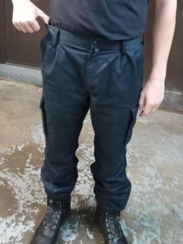 Gegenüberstellung der Passform von gleicher Kleidung bei Frau und Mann. Bei der Frau steht der Hosenbund ab und die Hose ist zu lang.