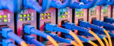 Câbles à fibre optique connectés aux ports optiques et câbles de réseau connectés aux ports ethernet