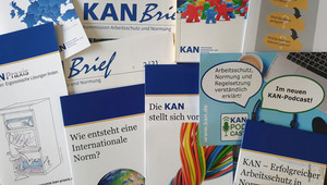 Blick in das KAN-Infopaket mit verschiedenen KAN-Flyern und KANBrief