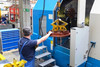 Bediener an Maschine