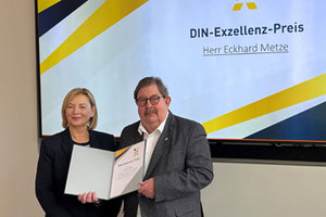 Eckhard Metze nimmt die DIN-Excellenz-Urkunde in Empfang.