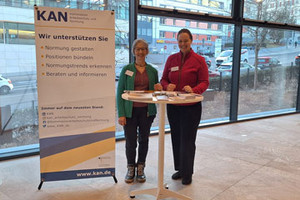 Brigitta Hempel und Katharina von Rymon Lipinski am Infostand der KAN in Stuttgart.