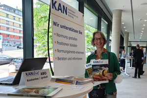 Brigitta Hempel am KAN-Infostand in auf dem Forum Arbeit Baden-Württemberg in Stuttgart