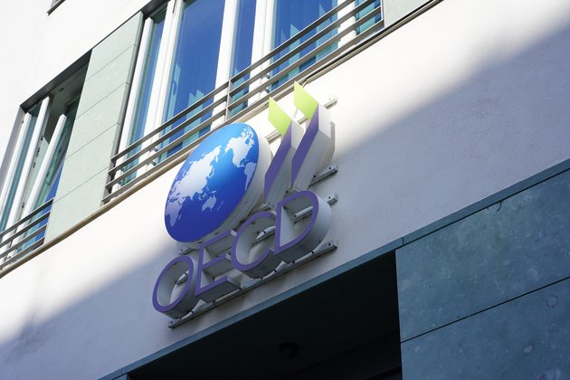 Logo der OECD über dem Eingangsbereich der OECD-Präsenz in Berlin
