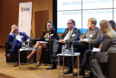 Table ronde portant sur l'impact des évolutions politiques internationales sur la santé et sécurité au travail, avec Peer-Oliver Villwock (BMAS), Séverine Brunet (Institut national de recherche et de sécurité - INRS, France), Kai Schweppe (Unternehmer Baden-Württemberg - UBW, Dr. Sebastian Schneider (Deutscher Gewerkschaftsbund - DGB), Marcus Hussing (DGUV), Britta Ibald (DGUV)