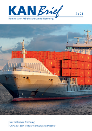 Titelseite KANBrief 2/21: Ein großes Containerschiff auf dem Meer