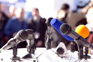 Mikrofone auf einem Tisch, Konferenz