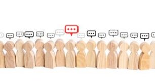 Reihe von Holzfiguren, von denen eine durch eine rote Sprechblase hervorgehoben ist