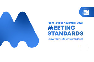 Logo der Kampagne "Meeting standards" mit großem blauem M und Aufruf "Grow your SME with standards"