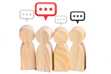 Vier Holzfiguren mit Sprechblasen. Click opens the page CEN/CENELEC webinar on occupational safety and health requirements in standards