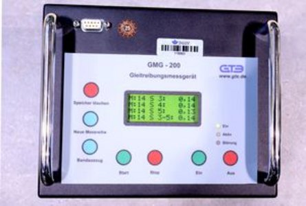 Appareil de mesure du glissement GMG 200 et patins équipés de différents matériaux de semelles de chaussures (caoutchouc/cuir)