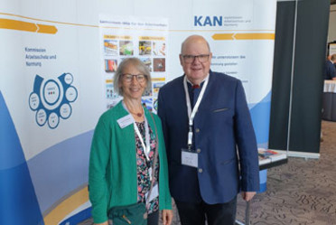 KAN-Messestand auf dem LAK-Kongress mit Stefan Pemp, früheres KAN-Mitglied und Mitarbeiterin der KAN, Brigitta Hempel.