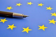 Un stylo posé sur un drapeau européen
