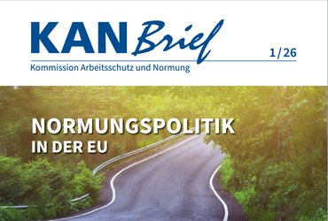 Titelbild des KANBrief 1/26 mit Schriftzug "Normungspolitik in der EU" vor dem HIntergrund einer kurvigen Straße. Klick öffnet die Seite KANBrief 1/26: Normungspolitik in der EU