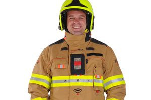 Ansicht von Feuerwehrmann in Schutzanzug mit intelligenten Elementen 