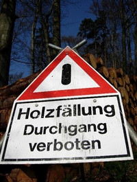 Gefahrenschild vor Holzstapel - Holzfällung Durchgang verboten