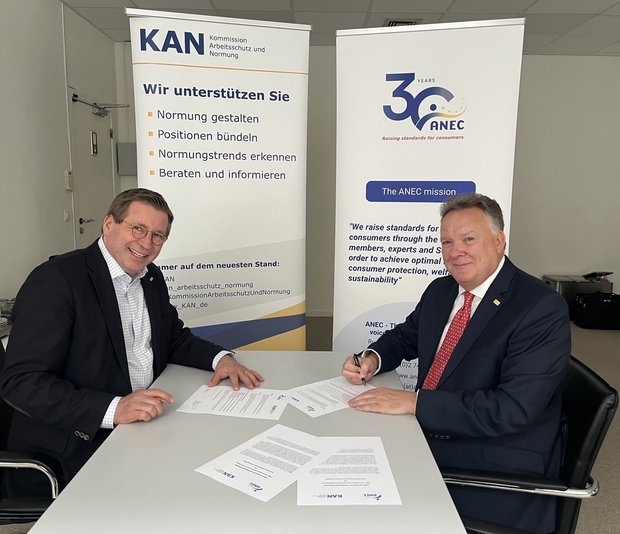 Adalbert von der Osten, stellvertretender Leiter der KAN-Geschäftsstelle, und Stephen Russell, General Direktor von ANEC, bei der Unterzeichnung des Letter of Intent."