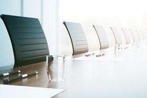 mit Papier und Stiften vorbereiteter Meetingraum