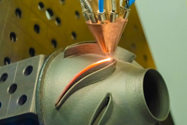 Nahaufnahme eines Laserschmelzvorgangs in der additiven Fertigung eines Metallteils. 